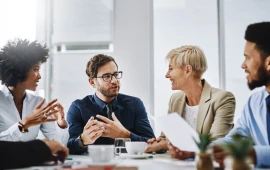 Estudiantes de Maestrías en Administración de Empresas con especialización Administración de Proyectos haciendo un análisis